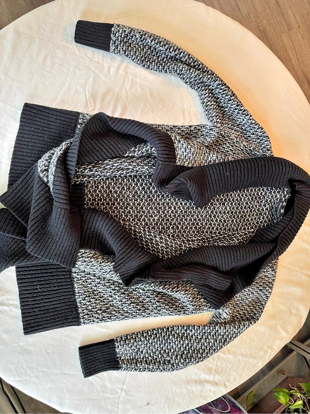 Banana Republic Black & White Color Block Size Small